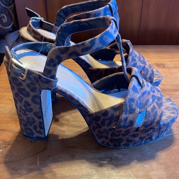 Shoedazzle. Size 36.5 only wore it two times. Very comfortable - Picture 4 of 4
